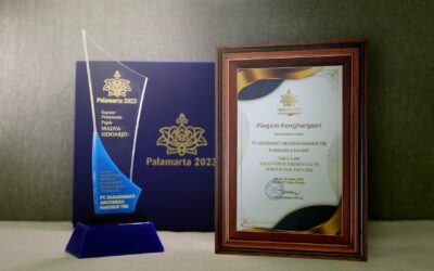 Depositing the Biggest Taxpayer, SAMF Receives an Award from the East Java DGT Regional Office