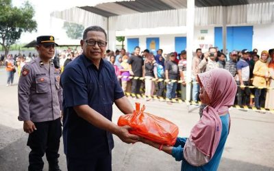 Groceries distribution to celebrate Ramadan 1445H by PT Saraswanti Anugerah Makmur Tbk.