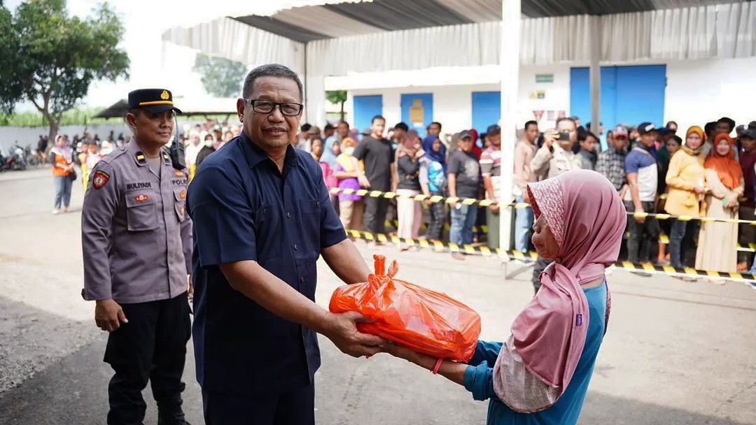 Groceries distribution to celebrate Ramadan 1445H by PT Saraswanti Anugerah Makmur Tbk.